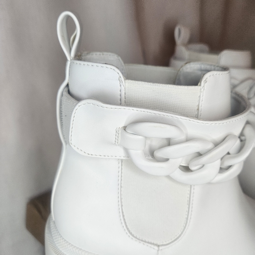 Steve Madden Amulet Chain Bootie Lug Heel White Sz 9 NWT Retail $130 - Picture 7 of 14